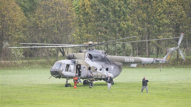 Na m�st� hl�dkoval tak� vojensk� vrtuln�k.