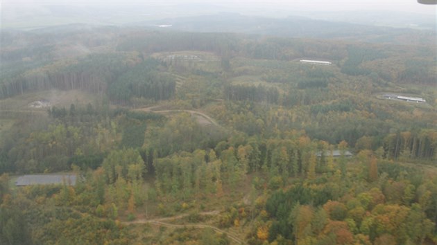 Okolí zničeného muničního skladu u Vlachovic. Jednotlivé budovy bývalého armádního areálu jsou rozeseté v lesích.