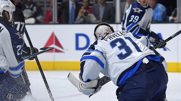 Gólman Ondej Pavelec z Winnipegu elí anci hokejist Los Angeles.