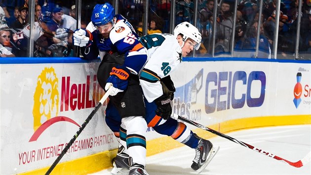 Tom Hertl (vpravo) ze San Jose v souboji s Johnnym Boychukem z New York Islanders.