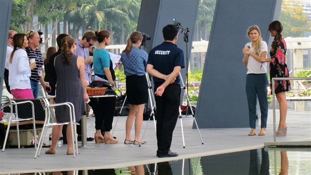 Kanaanka Eugenie Bouchardov ped jednm z rozhovor v Marina Bay v Singapuru.