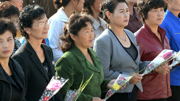 Severokorejci v rmci oslav 69. vro zaloen Korejsk dlnick strany pokldaj kvtiny k sochm dvou bvalch vdc KLDR v Pchjongjangu.