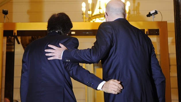 Dva belgit premii. Vlevo konc Elio Di Rupo , vpravo nastupujc Charles Michel.