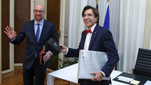 Pedvn ezla. Vpravo konc belgick premir Elio Di Rupo, vlevo nastupujc Charles Michel.