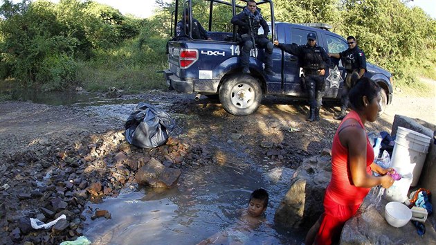 Feder�ln� jednotky na hl�dce u pot��ku v Pueblo Viejo, kde se v hor�ch na�ly neozna�en� hroby s oho�el�mi t�ly.