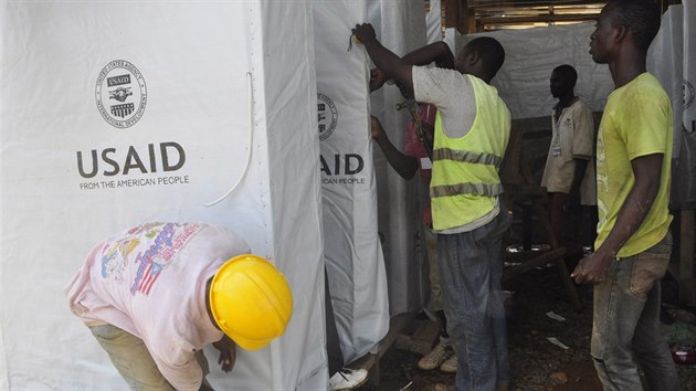 V liberijsk Monrovii se stav nov zdravotnick zazen, kde se budou lit pacienti nakaen ebolou (10.10.2014).