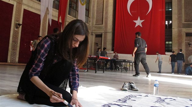 Studentka dokonuje plakt proti IS na univerzit v Istanbulu.
