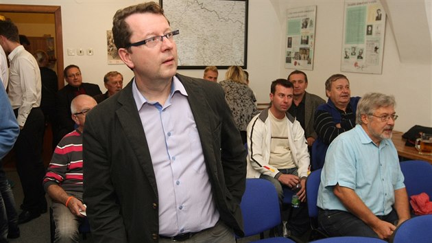 Lídr olomoucké ČSSD Antonín Staněk sleduje ve volebním štábu sčítání hlasů komunálních voleb. Strana byla ve městě favoritem, nakonec skončila až druhá za hnutím ANO.