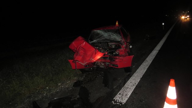 Pi vn dopravn nehod nedal zejm idi kamionu pednost pi najdn na hlavn silnici a pijdjc auto narazilo do nvsu.