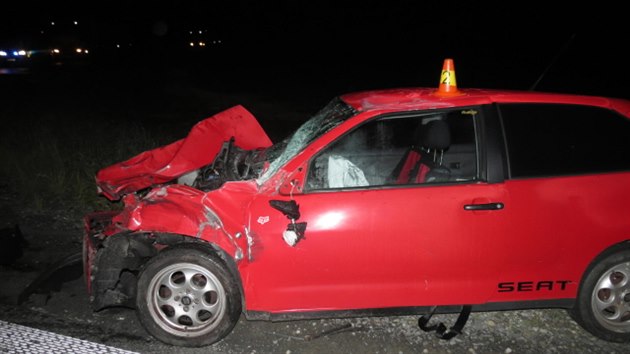 Pi vn dopravn nehod nedal zejm idi kamionu pednost pi najdn na hlavn silnici a pijdjc auto narazilo do nvsu.