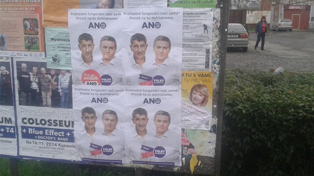 Volební plakáty Antonína Prachae pekryly protikandidátku Jitku Seitlovou.