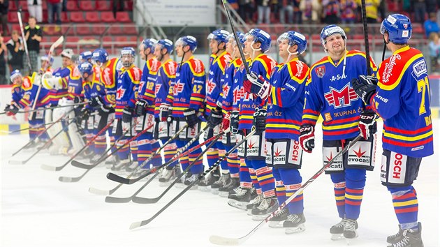 Českobudějovičtí hokejisté se radují z výhry.