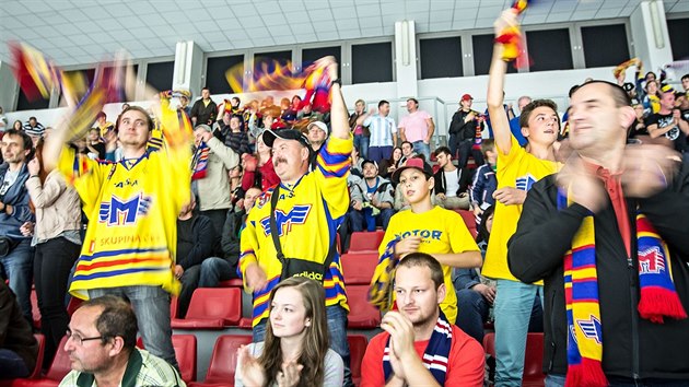 Českobudějovičtí hokejoví fanoušci se radují z výhry.
