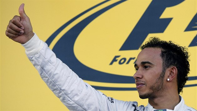 Lewis Hamilton slav triumf ve Velk cen Ruska.