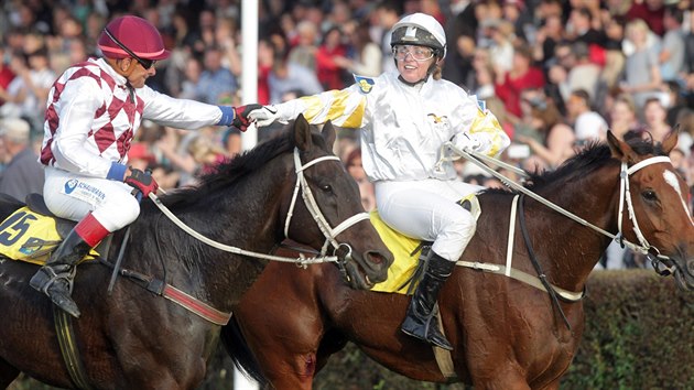 Josef Va (vlevo) a Martina Rikov v cli Velk pardubick.