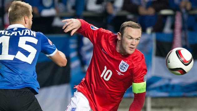 Anglick reprezentant Wayne Rooney (v ervenm) unik Ragnaru Klavanovi z Estonska.