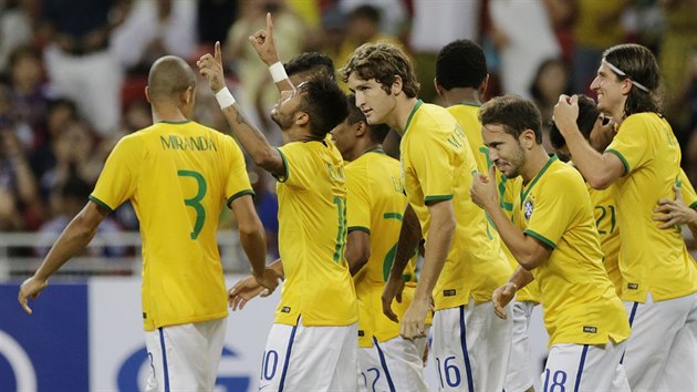 Brazilt fotbalist slav gl proti Japonsku. Druh zleva autor trefy Neymar.