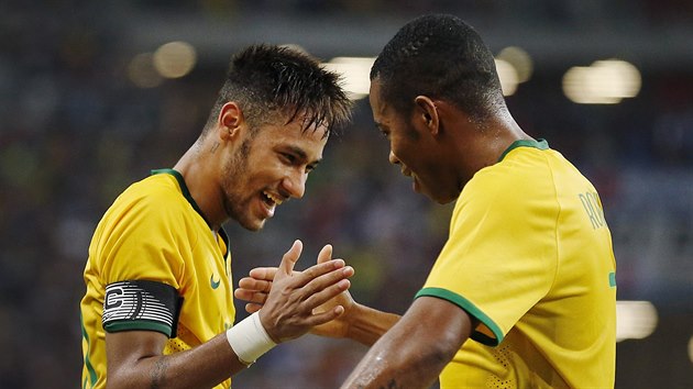 Brazilt fotbalist Neymar (vlevo) a Robson slav gl.