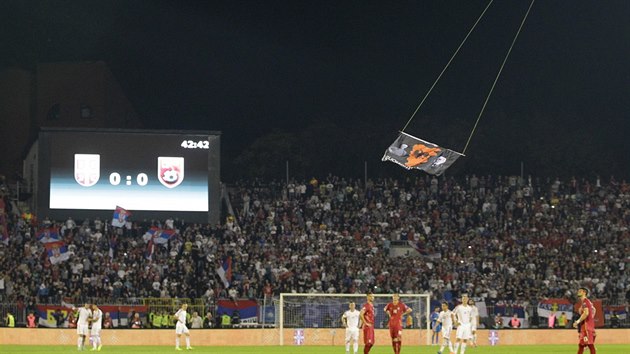 Znak Takzvan Velk Albnie zaven na dlkov ovldanm letadlku se vzn nad stadionem v Blehradu (14. jna 2014).
