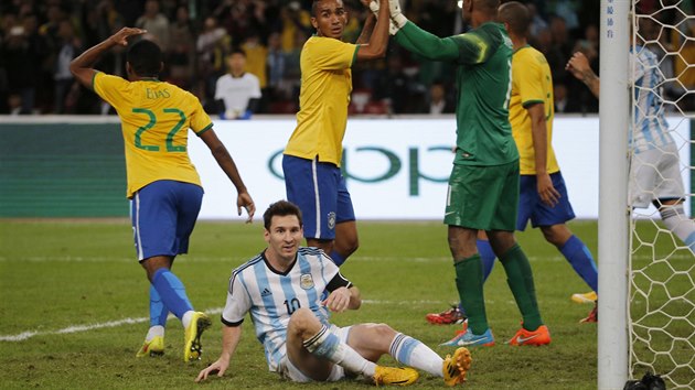 ZASTAVILI JSME HO. Braziltí fotbalisté si navzájem blahopejí - práv zmaili...