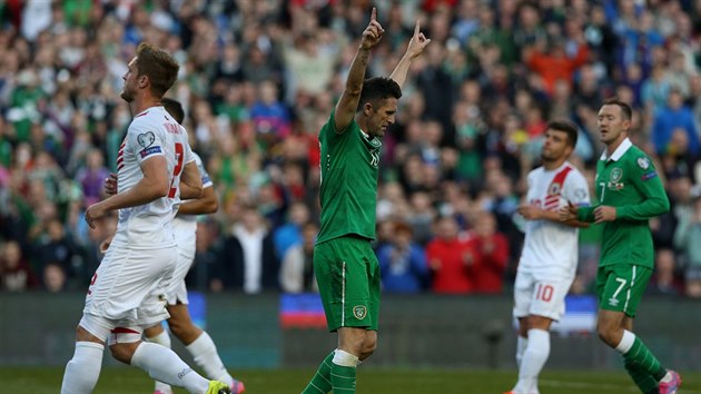 Robbie Keane z Irska (uprosted) slav gl proti Gibraltaru.