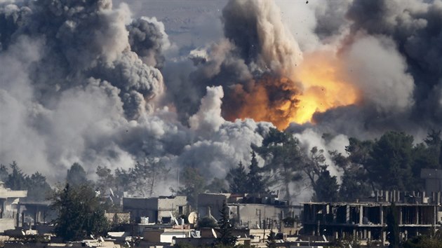 Radiklov z Islmskho sttu zintenzivnili toky na severn sektor msta Kobani, k nmu povolali posily (Srie, 18. jna 2014).