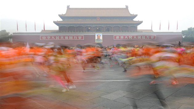 ada zvodnk absolvovala maraton v ochrannch roukch (Peking, 19. jna 2014).