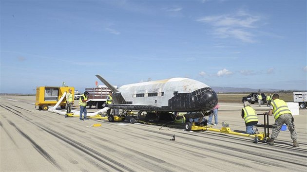 Bezpilotní raketoplán X-37B na Vanderbergově letecké základně v Kalifornii.