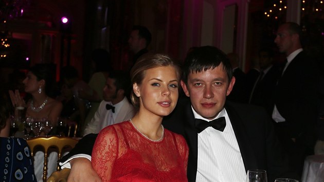 Vasilij Kljukin a jeho ena Anna Vinvskaja na charitativnm veeru filmovho festivalu v Cannes v roce 2013.