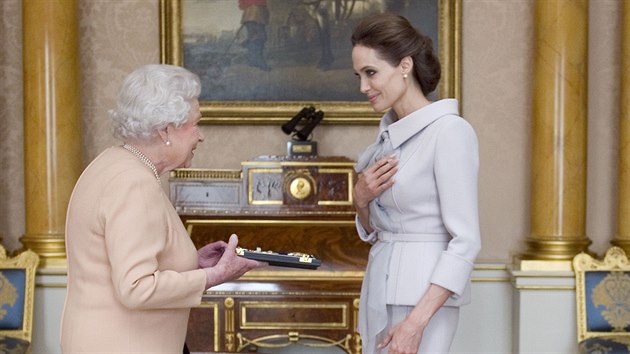 Britsk krlovna Albta II. a hereka Angelina Jolie, kter se stala estnou Dmou za sluby pro Velkou Britnii v zahranin politice a kampani na ukonen sexulnho nsil ve vlench znch (Londn, 10. jna 2014).