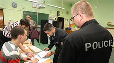 Policisté preventivně kontrolují volební místnost v ústecké čtvrti Střekov....