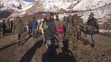 Nejmén ticet obtí si vyádaly laviny a vánice v v Himálaji (16. íjna 2014)