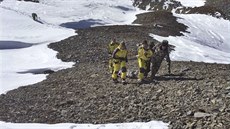 Nepáltí vojáci vyproují ob laviny v soutsce Thorang La nedaleko Annapurny...