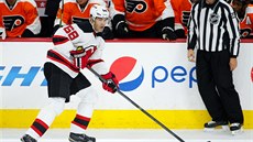 Jaromír Jágr rozehrává útonou akci New Jersey v prvním kole NHL.