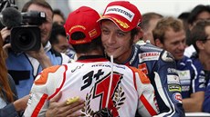 OBJETÍ OD LEGENDY. Marc Marquez obhájil trium v MotoGP, gratuluje mu Valentino...