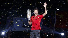 Roger Federer se usmívá. Trofej na turnaji v anghaji musel opravdu vydít.