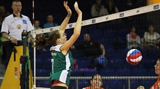 Útok olomouckých volejbalistek se snaí zastavit Soa Nováková z týmu KP Brno.