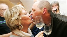 Primátor Petr Kulhánek p�i vít�zném polibku s matkou Jitkou Kulhánkovou ve...