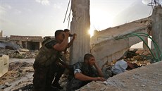Rebelové zaujímají pozice v bojích proti jednotkám prezidenta Asada okolo...