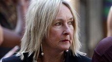 Matka Reevy Steenkampové June p�ichází k soudu s Oscarem Pistoriusem (14. �íjna...
