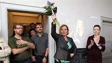 Momentka z volebního tábu Strany Zelených. Lídryn Jana Drápalová s kvtinou...