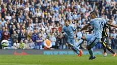 PENALTA. Útoník Manchesteru City Sergio Agüero v utkání proti Tottenhamu...