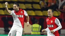 Joao Moutinho (vlevo), fotbalista francouzského Monaka, se raduje z gólu, který...