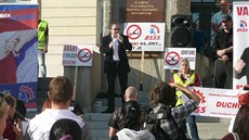 �éf D�lnické strany sociální spravedlnosti Tomá� Vandas p�i projevu na nám�stí...