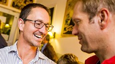 Lídr Ano 2011 Martin Charvát p�ijímá gratulaci od Du�ana Salfického.