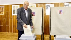 Exprezident Václav Klaus volil tradin v umlecké kole v praských Kobylisích...