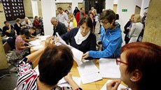 Zástupci SÚ pebírají od volebních komisa z Ústí nad Labem jednotlivé...