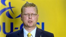 P�edseda KDU-�SL Pavel B�lobrádek p�i tiskové konferenci ve volebním �tábu...