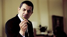 Rowan Atkinson jako agent Johnny English ve stejnojmenné komedii z roku 2003.