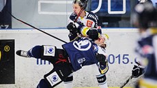 Luká� Zíb si hned v úvodu zápasu tímto zákrokem na plze�ského Ryana Hollwega...